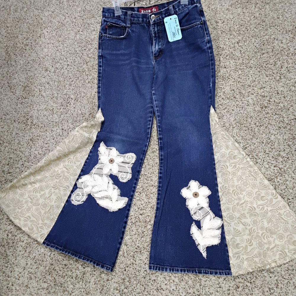 3831 Size 9 Zara Di Blue Flare Jeans with Cream Floral Accents